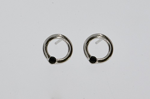 Ezüst fülbevaló - Karika köves